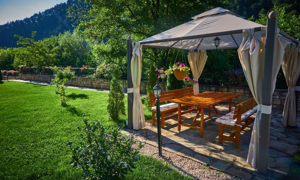 Romantic Outdoor Dining Spots 